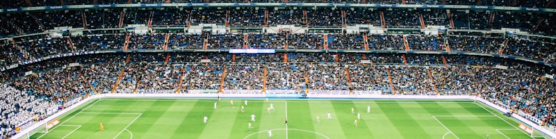 足球运动员传球给队友的俯拍镜头