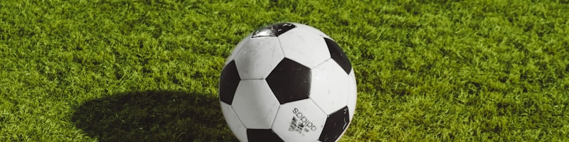 守门员飞身扑救足球的精彩瞬间