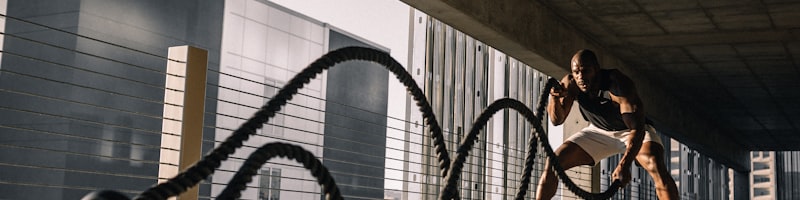 足球运动员在绿茵场上带球奔跑的侧面特写